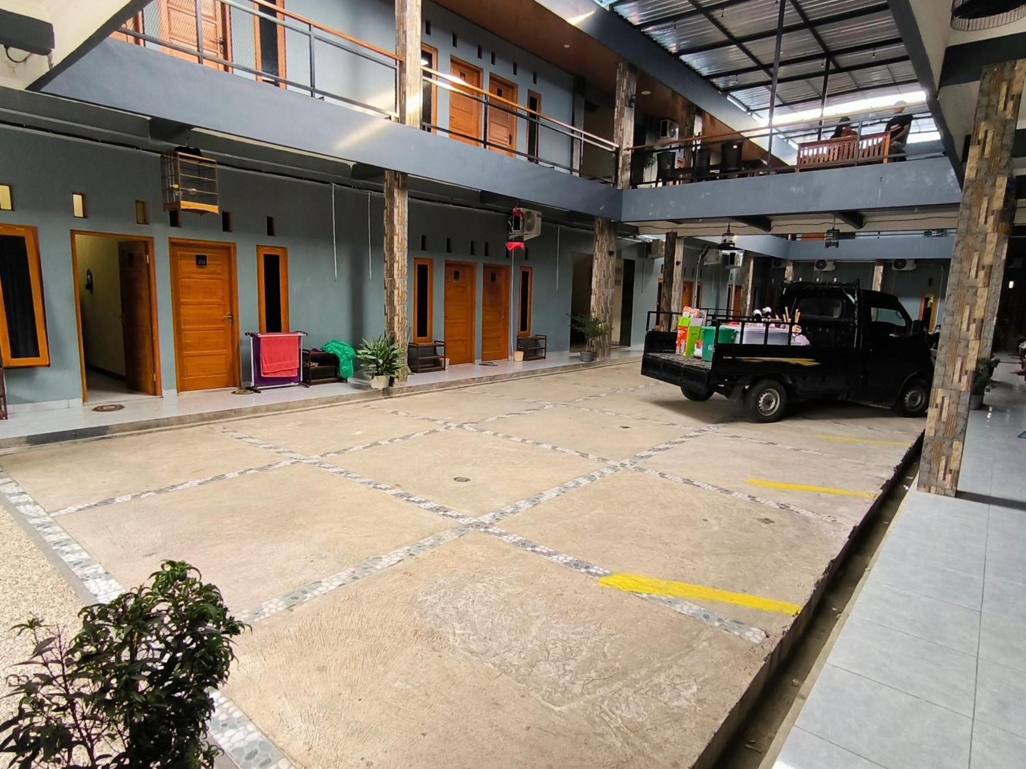 Nn Guesthouse 수라카르타 외부 사진